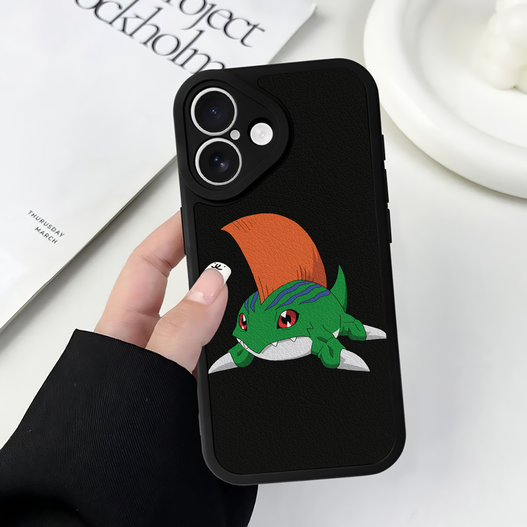 （画像用） Digimon デジタルモンスター/デジモン 【iPhone 16シリーズ対応】シリコンスマホケース（レザー調） 材質：シリコン
